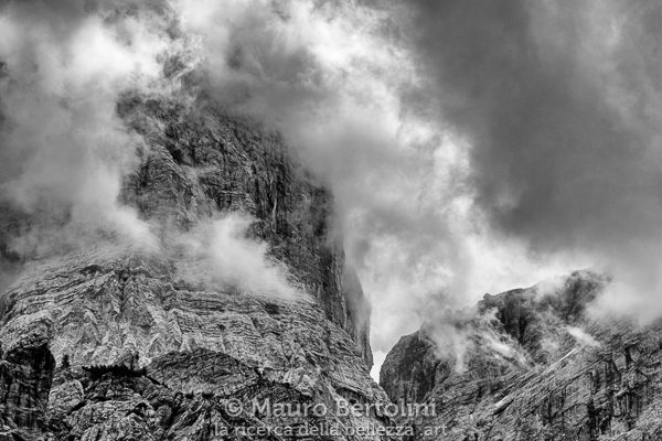 Monte Pelmo avvolto dalle nubi temporalesche

Borca di Cadore, Belluno, Italia
Fujifilm X-T2 + Fujifilm XF 56mm f/1.2 R

Codice: 19.SA.4996