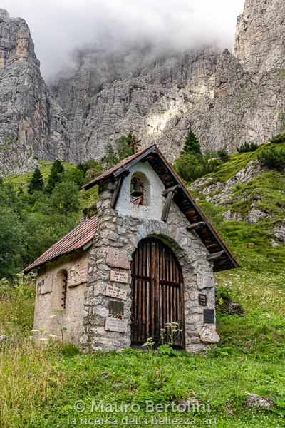 La Cappella Regina alpinorum nei pressi del Rifugio VII Alpini

Belluno, Italia
Sony A7 III + Canon EF 24-70mm f/4L IS USM

Codice: 19.SA.0620