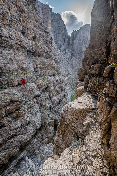 Ferrata del Marmol immersa nelle aspre pareti verticali de La Schiara

Belluno, Italia
Sony A7 III + Canon EF 16-35mm f/4L IS USM

Codice: 19.SA.0643