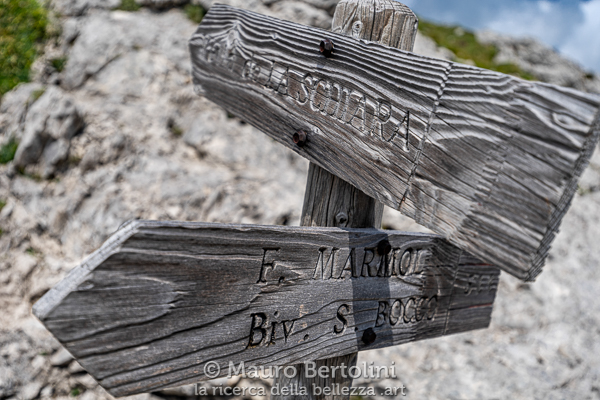 Palina con direzioni verso La Schiara o Ferrata del Marmol o Bivacco Sandro Bocco

Belluno, Italia
Sony A7 III + Canon EF 16-35mm f/4L IS USM

Codice: 19.SA.0670