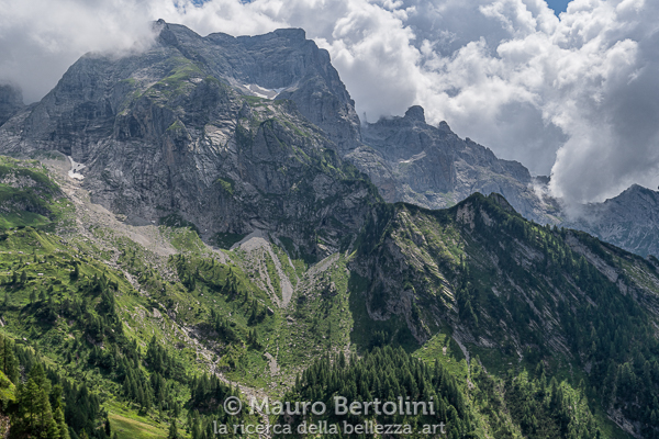 La Schiara circondata dalle nubi e Gusela del Vescovà timidamente nascosta

Sedico, Belluno, Italia
Sony A7 III + Canon EF 16-35mm f/4L IS USM

Codice: 19.SA.0673