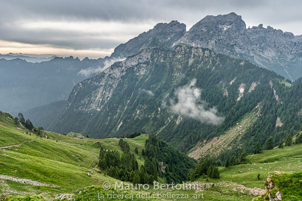 Valle dei Ross in una timida alba, Pelf, La Schiara e Gusela del Vescovà in lontananza, Rifugio Pian de Fontana lontano fra i pascoli

Longarone, Belluno, Italia
Sony A7 III + Canon EF 16-35mm f/4L IS USM

Codice: 19.SA.0687