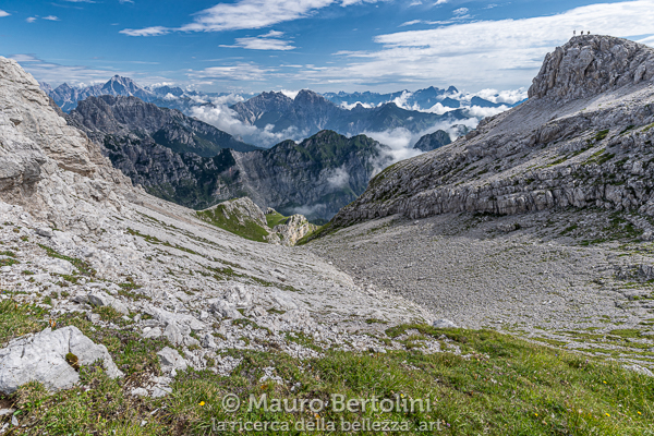 Lontani panorami montani ammirati dalla cima de Il Campaniletto

Longarone, Belluno, Italia
Sony A7 III + Canon EF 16-35mm f/4L IS USM

Codice: 19.SA.0692