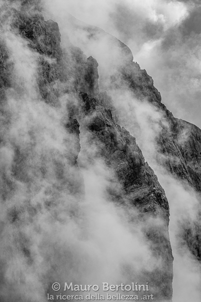 Le nebbie salgono i pendii rocciosi del Pelf

Belluno, Italia
Fujifilm X-T2 + Fujifilm XF 56mm f/1.2 R

Codice: 19.FA.4783