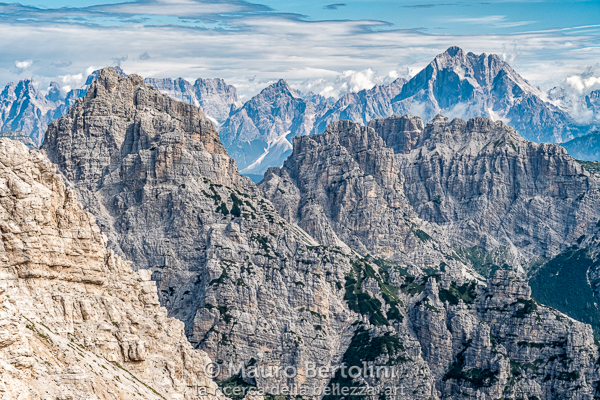 Pelmo in lontananza immerso fra cime sconosciute

Longarone, Belluno, Italia
Fujifilm X-T2 + Fujifilm XF 56mm f/1.2 R

Codice: 19.FA.4845