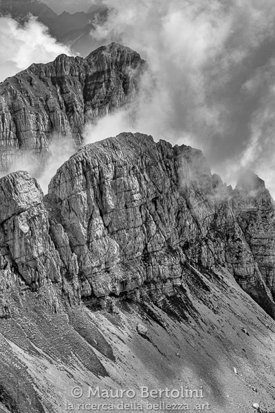 Nubi vorticose rotolano fra grinzose vette di dura roccia

Longarone, Belluno, Italia
Fujifilm X-T2 + Fujifilm XF 56mm f/1.2 R

Codice: 19.FA.4865