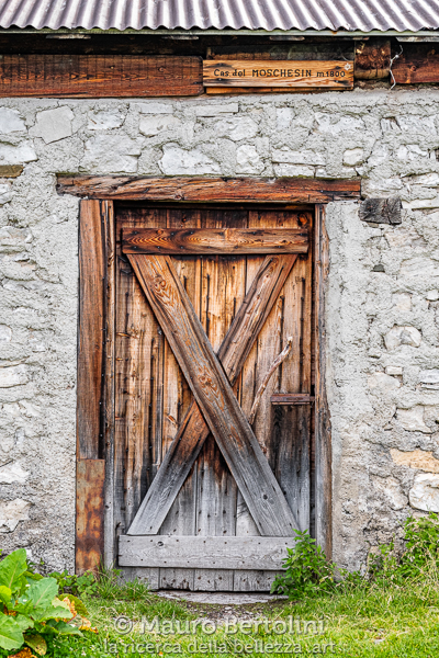 La porta d'ingresso alla Malga del Moschesin

La Valle Agordina, Belluno, Italia
Fujifilm X-T2 + Fujifilm XF 56mm f/1.2 R

Codice: 19.FA.4911