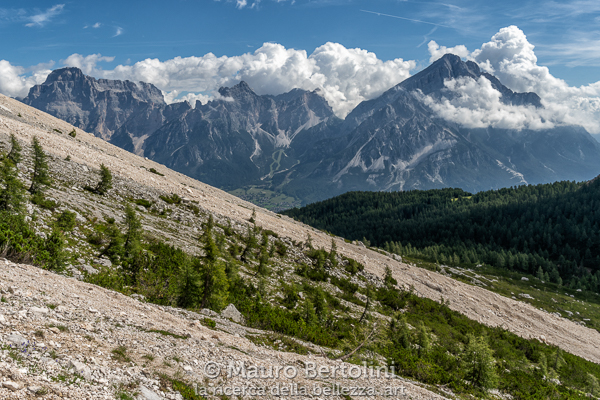 I franosi pendii orientali del Monte Pelmo, la Valle del Boite, Antelao (dx) e Sorapis (sx)

Vodo di Cadore, Belluno, Italia
Sony A7 III + Canon EF 24-70mm f/4L IS USM

Codice: 19.SA.0749