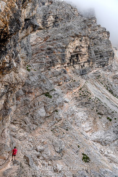 Il Sentiero Flaibani taglia il pendio del Monte Pelmo fra pareti verticali e scoscesi pendii franosi

Vodo di Cadore, Belluno, Italia
Sony A7 III + Canon EF 24-70mm f/4L IS USM

Codice: 19.SA.0751