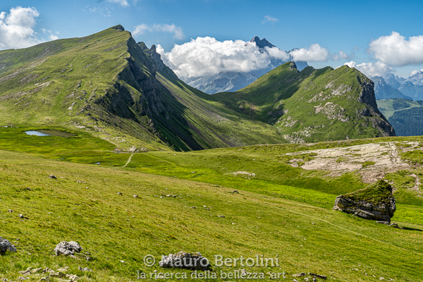 Monte Mondeval (sx), valli verdeggianti modellate dal tempo

San Vito di Cadore, Belluno, Italia
Sony A7 III + Canon EF 16-35mm f/4L IS USM

Codice: 19.SA.0762