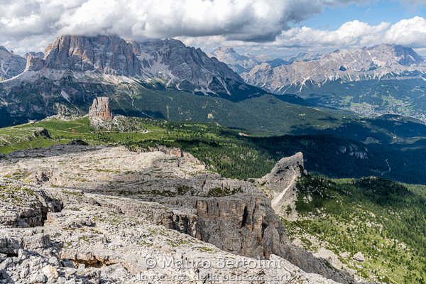 Il plateau di roccia carsica del Nuvolau, sullo sfondo Cinque Torri di Averau e Tofane a sx, Cortina d'Ampezzo

Cortina d'Ampezzo, Belluno, Italia
Sony A7 III + Canon EF 24-70mm f/4L IS USM

Codice: 19.SA.0770