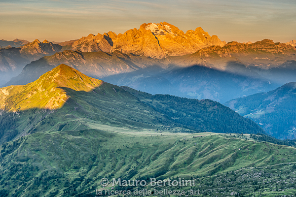 Alba dal Monte Nuvolau: la sua ombra si proietta verso la Marmolada illuminata dal primo sole

Cortina d'Ampezzo, Belluno, Italia
Sony A7 III + Canon EF 24-70mm f/4L IS USM

Codice: 19.SA.0799