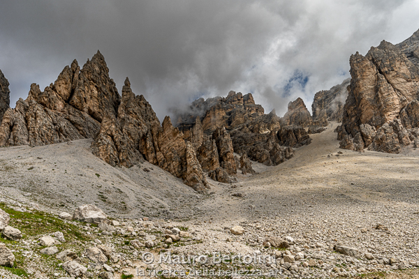 Pinnacoli rocciosi delle Tofane

Cortina d'Ampezzo, Belluno, Italia
Sony A7 III + Canon EF 16-35mm f/4L IS USM

Codice: 19.SA.0815