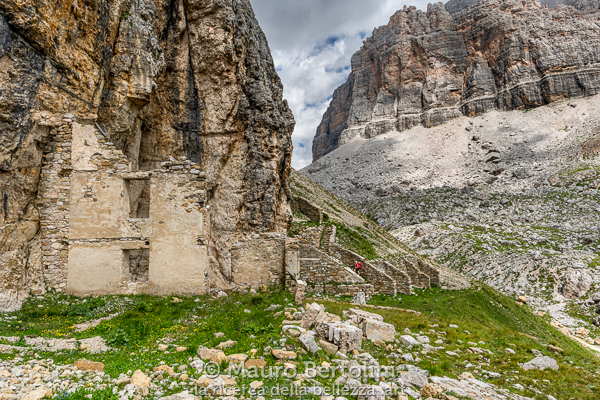 Resti di edifici militari nei pressi di Forcella Col dei Bois

Cortina d'Ampezzo, Belluno, Italia
Sony A7 III + Canon EF 16-35mm f/4L IS USM

Codice: 19.SA.0816