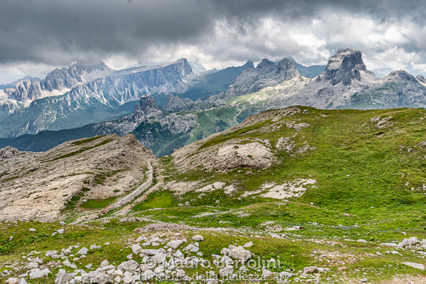 I contrasti fra la landa desolata del Col dei Bois e le impervie montagne rocciose dei giorni addietro, il cielo plumbeo incornicia il panorama

Cortina d'Ampezzo, Belluno, Italia
Sony A7 III + Canon EF 16-35mm f/4L IS USM

Codice: 19.SA.0833