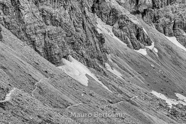 Pendii rocciosi e franosi del Monte Civetta in Val Civetta

Alleghe, Belluno, Italia
Fujifilm X-T2 + Fujifilm XF 56mm f/1.2 R

Codice: 19.FA.4949