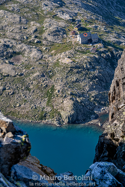 Rifugio Cima d'Asta col suo cerchio aranciato e il Lago di Cima d'Asta, veduta a picco dalla vetta di Cima d'Asta
Pieve Tesino, Trento, Italia

Sony A7 III + Canon EF 70-200mm f/4L IS USM

Codice: 20.SA.1852