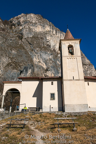 Santuario della Madonna di San Martino (Chiesa di San Martino) al di sotto delle pareti rocciose del Sasso San Martino
Griante, Como, Italia

Panasonic Lumix LX100 II

Codice: 23.PA.3330