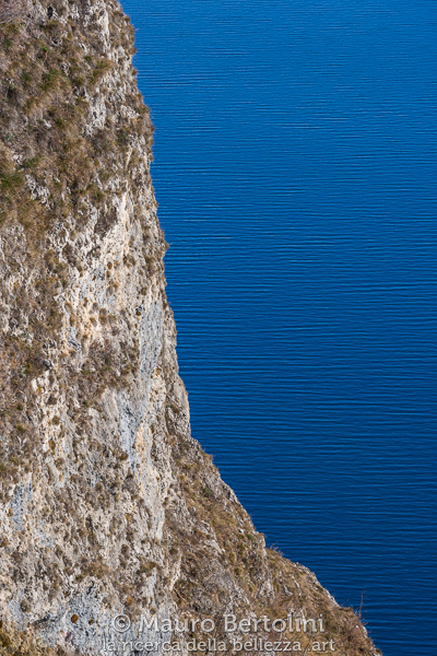 I contrasti fra la roccia calcarea del Sasso San Martino e le morbide onde blu del Lago di Como
Griante, Como, Italia

Sony A7 III + Canon EF 70-200mm f/4L IS USM

Codice: 23.SA.7067