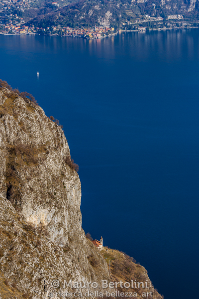 Santuario della Madonna di San Martino (Chiesa di San Martino) si affaccia sul Lago di Como, oltre il blu il paese di Varenna
Griante, Como, Italia

Sony A7 III + Canon EF 70-200mm f/4L IS USM

Codice: 23.SA.7076