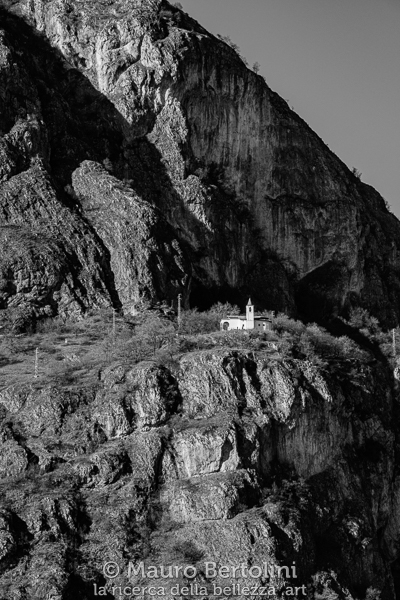 Santuario della Madonna di San Martino (Chiesa di San Martino) incastonato fra le pareti rocciose del Sasso San Martino
Griante, Como, Italia

Sony A7 III + Canon EF 70-200mm f/4L IS USM

Codice: 23.SA.7079