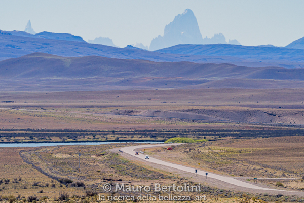 Ruta 40 solca la steppa patagonica in direzione di El Chalten, sullo sfondo il Cerro Torre e il Monte Fitz Roy (o Cerro Chalten) Santa Cruz, Argentina Sony A7 III + Sony FE 200-600mm f/5.6-6.3 G OSS Codice: 23.SB.4116