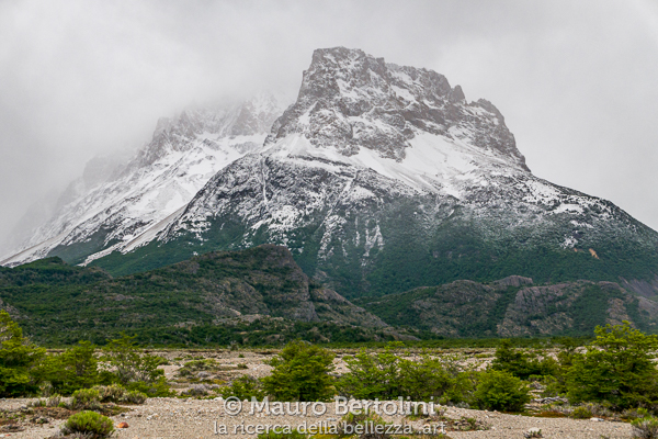 La piana alluvionale del Río Eléctrico e un baluardo roccioso del Cerro Aniversario
El Chaltén, Santa Cruz, Argentina

Panasonic Lumix LX100 II

Codice: 23.PA.4143