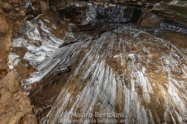 Miniera Gaffione, disegni delle concrezioni calcaree sulle pareti della miniera Schilpario, Bergamo, Italia Sony A7 III + Canon EF 16-35mm f/4L IS USM Codice: 25.SA.9525