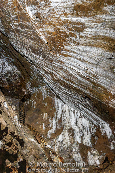 Miniera Gaffione, disegni delle concrezioni calcaree sulle pareti della miniera Schilpario, Bergamo, Italia Sony A7 III + Canon EF 16-35mm f/4L IS USM Codice: 25.SA.9526