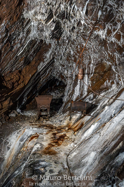 Miniera Gaffione, carrello da miniera abbandonato lungo un tunnel della miniera Schilpario, Bergamo, Italia Sony A7 III + Canon EF 16-35mm f/4L IS USM Codice: 25.SA.9534