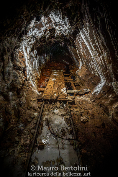 Miniera Gaffione, la vecchia rotaia percorre un tunnel della miniera in un tratto dove il pavimento è crollato Schilpario, Bergamo, Italia Sony A7 III + Canon EF 16-35mm f/4L IS USM Codice: 25.SA.9538