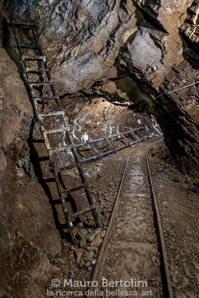 Miniera Gaffione, la vecchia rotaia percorre un tunnel della miniera Schilpario, Bergamo, Italia Sony A7 III + Canon EF 16-35mm f/4L IS USM Codice: 25.SA.9539
