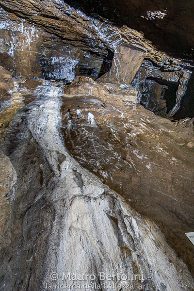 Miniera Gaffione, concrezione calcarea cola dall'alto dell'androne della miniera Schilpario, Bergamo, Italia Sony A7 III + Canon EF 16-35mm f/4L IS USM Codice: 25.SA.9540