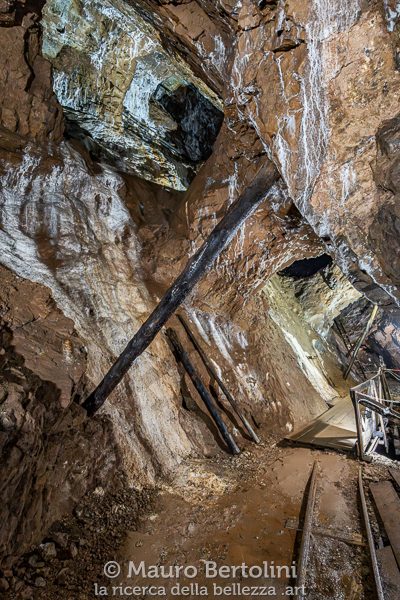 Miniera Gaffione, diversi livelli dei tunnel e le grandi camere in cui veniva raccolto il minerale Schilpario, Bergamo, Italia Sony A7 III + Canon EF 16-35mm f/4L IS USM Codice: 25.SA.9541
