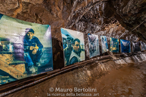 Miniera Gaffione, mostra fotografica con fotografie di Pepi Merisio esposta lungo un tunnel della miniera Schilpario, Bergamo, Italia Sony A7 III + Canon EF 16-35mm f/4L IS USM Codice: 25.SA.9544
