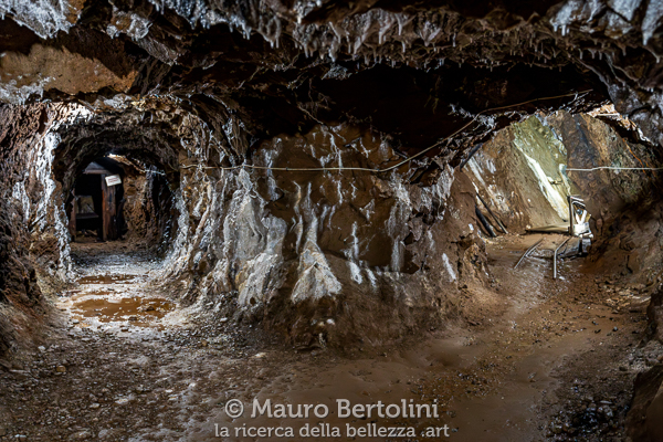 Miniera Gaffione, biforcazione del tunnel principale in ramificazioni secondarie Schilpario, Bergamo, Italia Sony A7 III + Canon EF 16-35mm f/4L IS USM Codice: 25.SA.9545