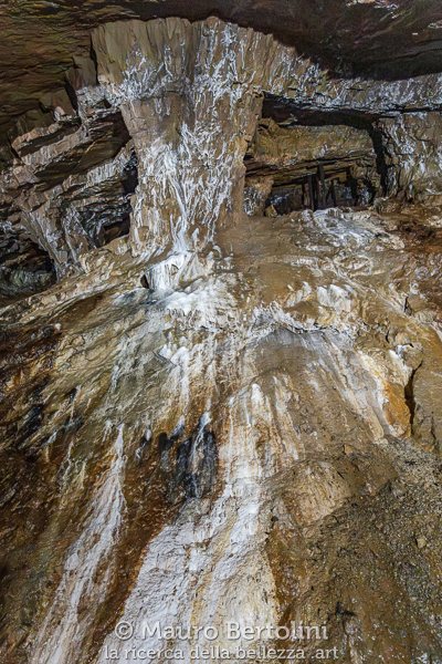 Miniera Gaffione, immense camere di raccolta sovrastano il tunnel dedicato alla visita della miniera Schilpario, Bergamo, Italia Sony A7 III + Canon EF 16-35mm f/4L IS USM Codice: 25.SA.9547
