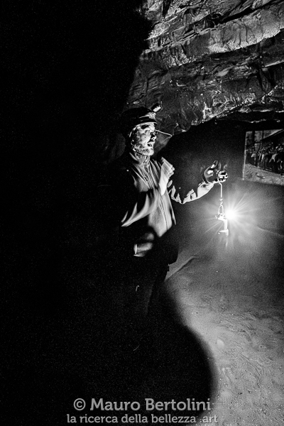 Miniera Gaffione, la guida illustra il funzionamento di una lampada a carburo Schilpario, Bergamo, Italia Sony A7 III + Canon EF 16-35mm f/4L IS USM Codice: 25.SA.9555