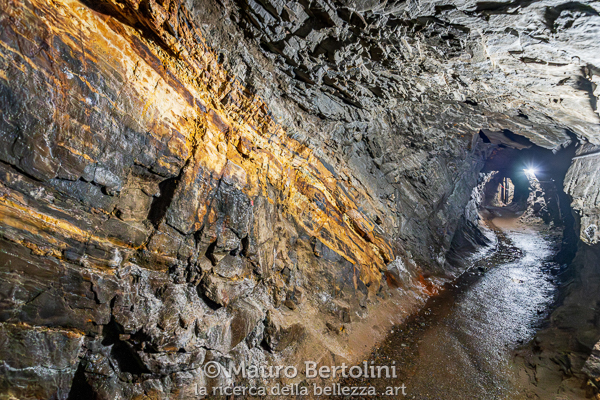 Miniera Gaffione, morfologia della roccia e sue stratificazioni sedimentarie lungo il tunnel della miniera Schilpario, Bergamo, Italia Sony A7 III + Canon EF 16-35mm f/4L IS USM Codice: 25.SA.9559