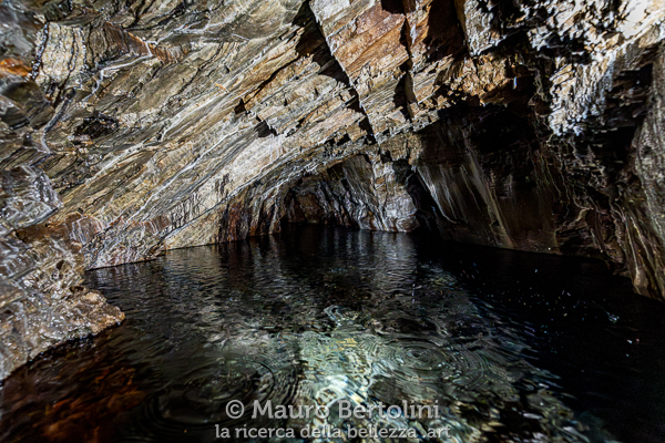 Miniera Gaffione, piscina naturale all'interno della miniera formatasi con la percolazione dell'acqua nelle fessure della roccia Schilpario, Bergamo, Italia Sony A7 III + Canon EF 16-35mm f/4L IS USM Codice: 25.SA.9561